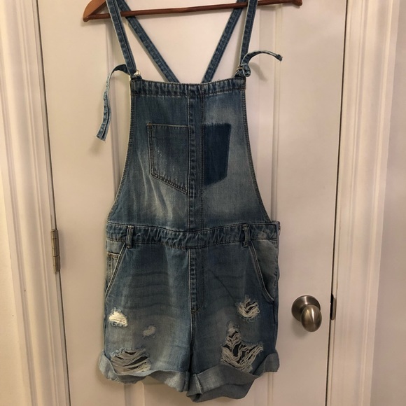 stradivarius Pants - Distressed denim shorts Overall.